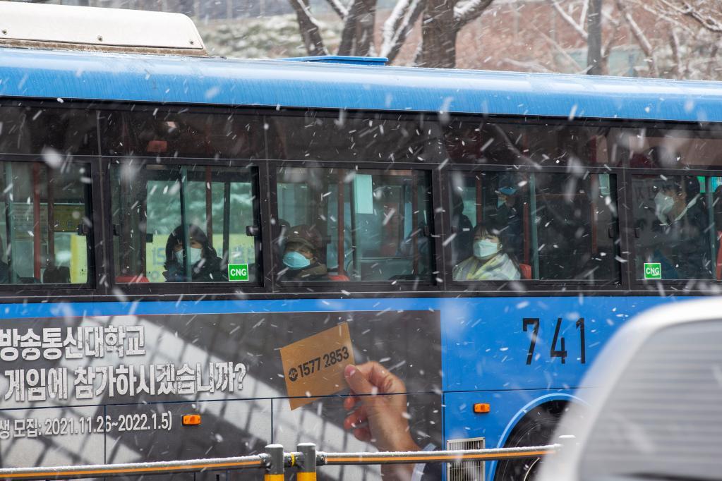 韓國(guó)首爾迎來(lái)降雪