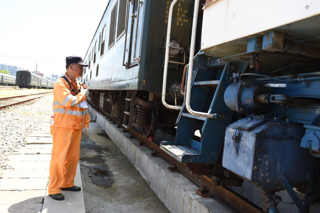 新華全媒＋丨暑運(yùn)中的調(diào)車員：堅(jiān)守崗位 保障行車安全