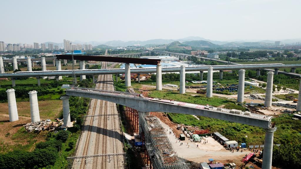 濟鄭高鐵跨京滬鐵路轉體橋成功“轉身”