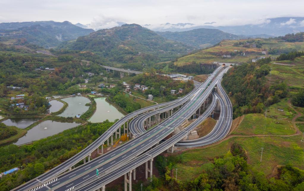 三峽庫(kù)區(qū)再添跨江大通道 恩廣高速萬(wàn)州環(huán)線段建成