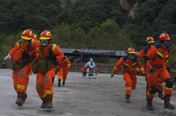 搶救生命 全力救災(zāi)——解放軍和武警部隊(duì)支援四川地震72小時直擊