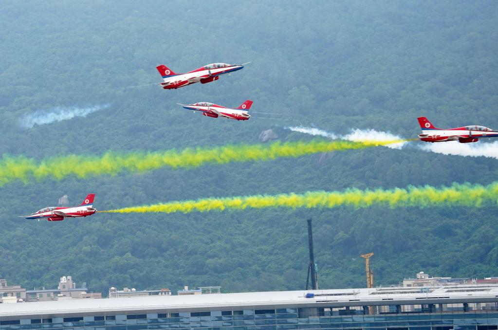 空軍50型武器裝備在中國航展成體系亮相 多型戰(zhàn)機(jī)飛行表演展現(xiàn)實戰(zhàn)化軍事訓(xùn)練成就