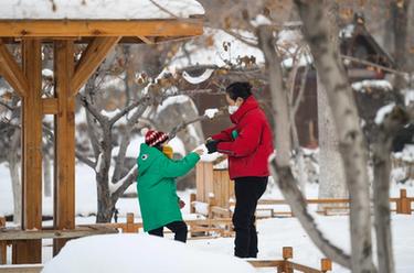 新華全媒+丨烏魯木齊：戶(hù)外雪趣