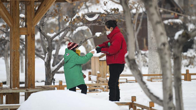 新華全媒+丨烏魯木齊：戶(hù)外雪趣