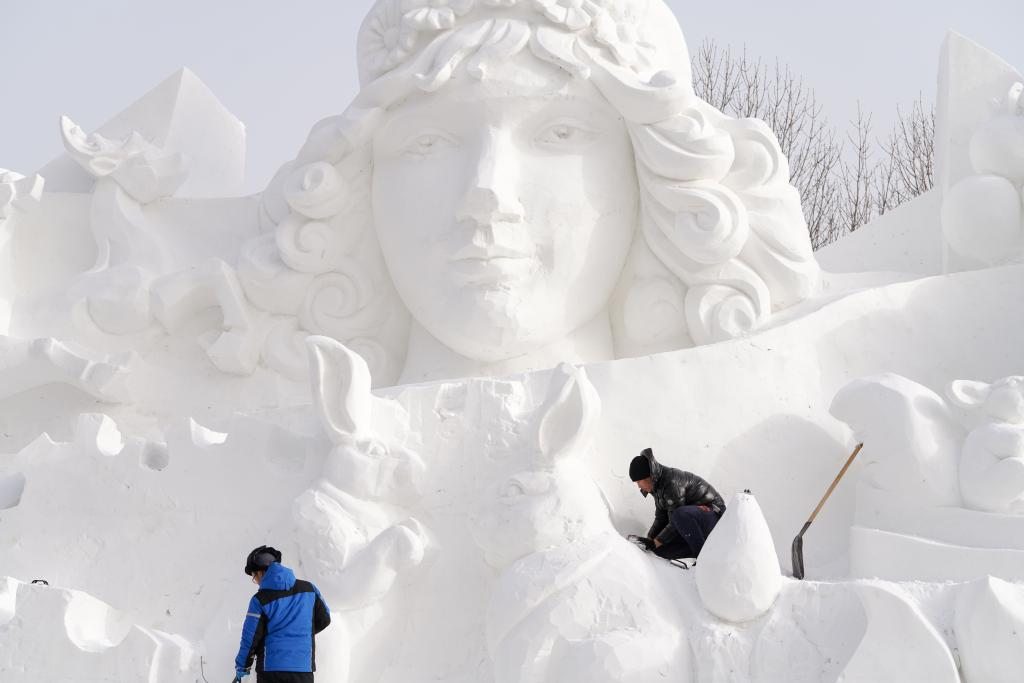 第35屆太陽島雪博會雪雕作品漸次完成雕刻