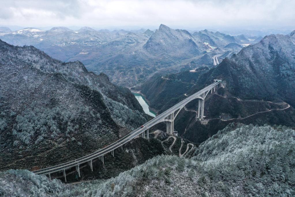 新華全媒+丨貴黃高速連接線甘溪特大橋建成通車(chē)