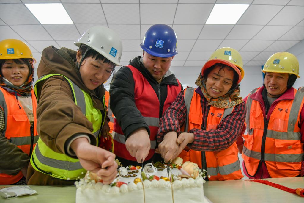 濟南：建設者過集體生日迎新年