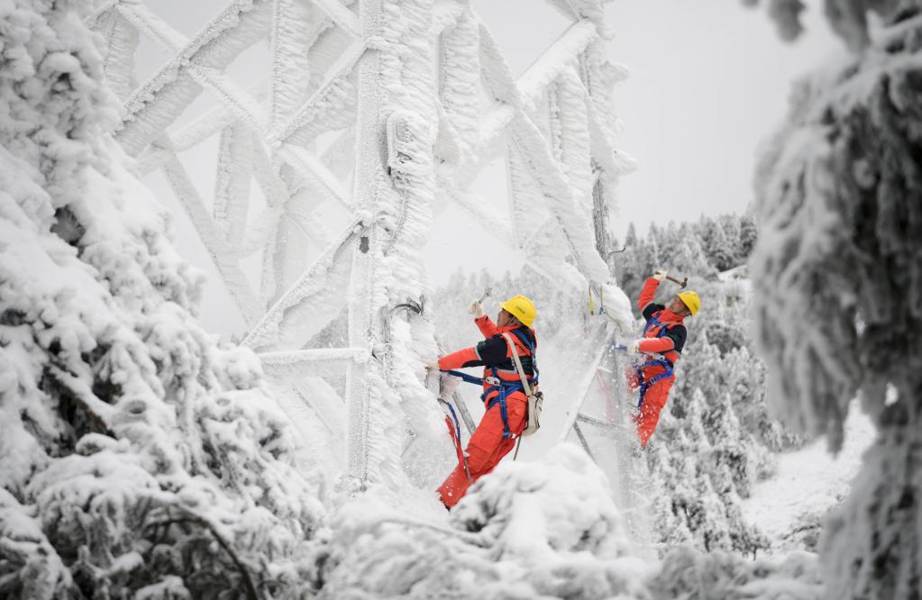 湖北鶴峰：除冰雪保民生