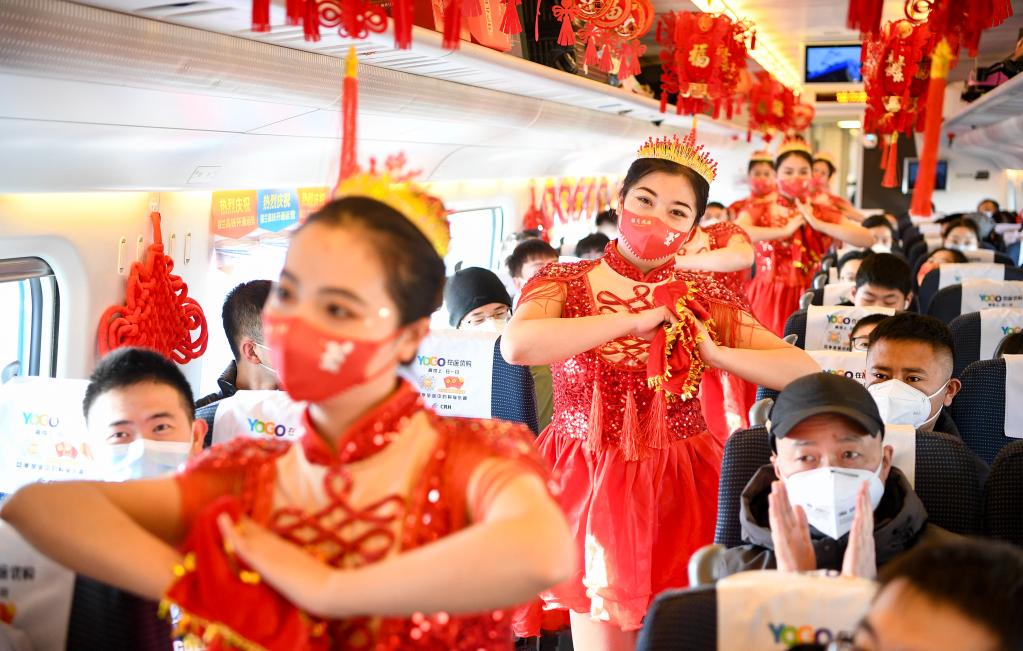 新春走基層丨列車上的“春晚” 將歡樂(lè)帶回家