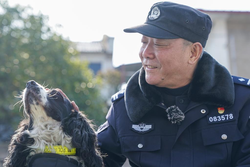 新華全媒+丨警犬“和平”和民警老王的最后一次春運(yùn)