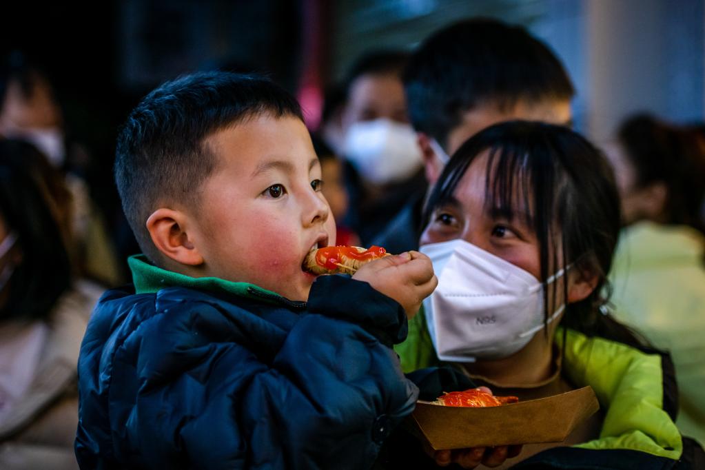 新華全媒＋丨鏡頭里的中國年——享美食 過大年