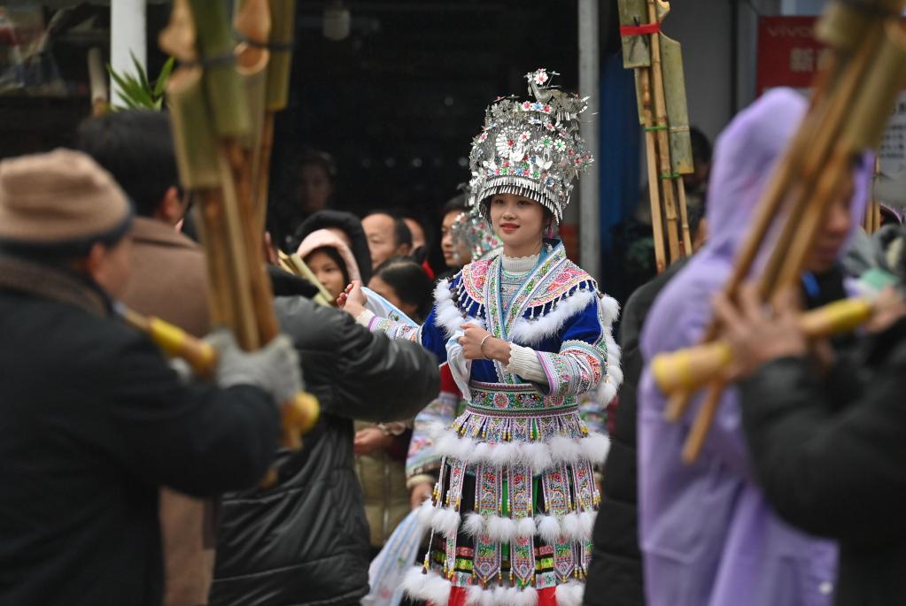 新春走基層｜廣西融水：“百鳥(niǎo)衣”坡會(huì)熱鬧非凡