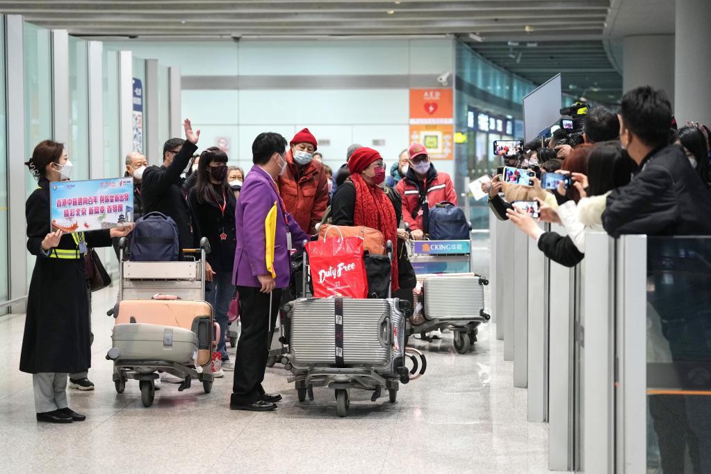 內(nèi)地與港澳人員往來全面恢復(fù)后首個香港赴北京旅游團(tuán)抵京