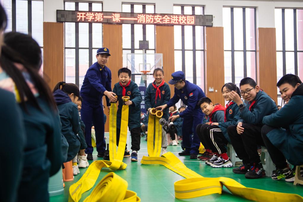 新華全媒+丨開學第一課 消防安全進校園