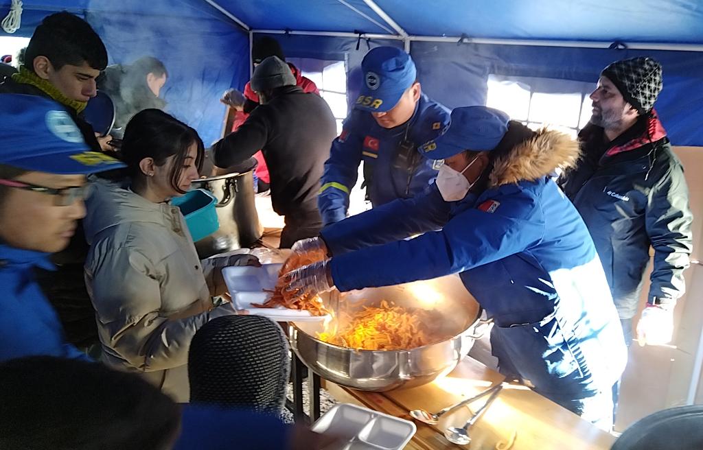 中國(guó)救援力量為土耳其地震受災(zāi)民眾提供食物援助