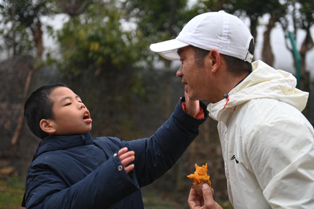 新華全媒+丨這位父親，推著兒子跑過(guò)56個(gè)馬拉松