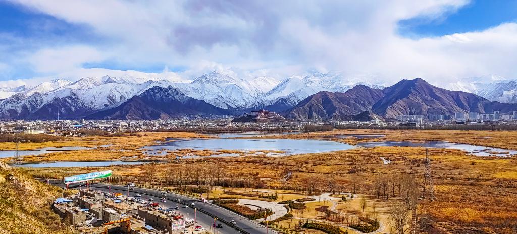 高原飛春雪 山川入畫(huà)來(lái)