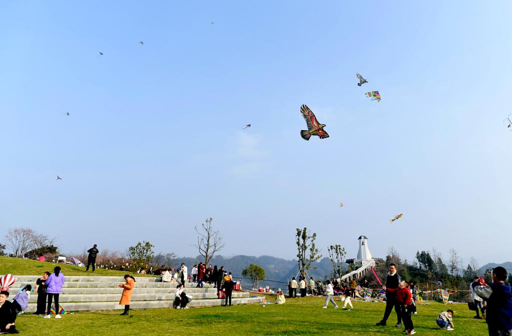 忙趁春風放紙鳶