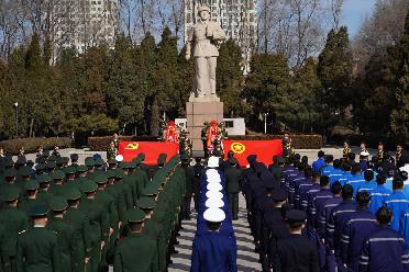 “把雷鋒精神代代傳承下去！”——軍地青年典型代表祭掃雷鋒墓側記