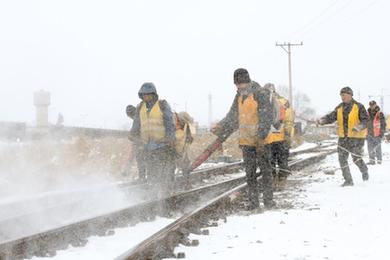 黑龍江：清冰除雪保障鐵路運輸安全暢通