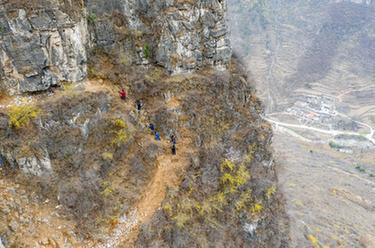 太行山村筑路人：一座山 一條路 一個(gè)夢(mèng)