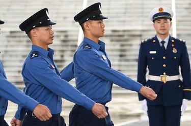 香港特區(qū)政府消防處學員在穗進行中式隊列步操訓練