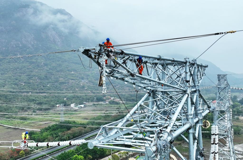 漳州核電500千伏四回線路同時跨江作業(yè)