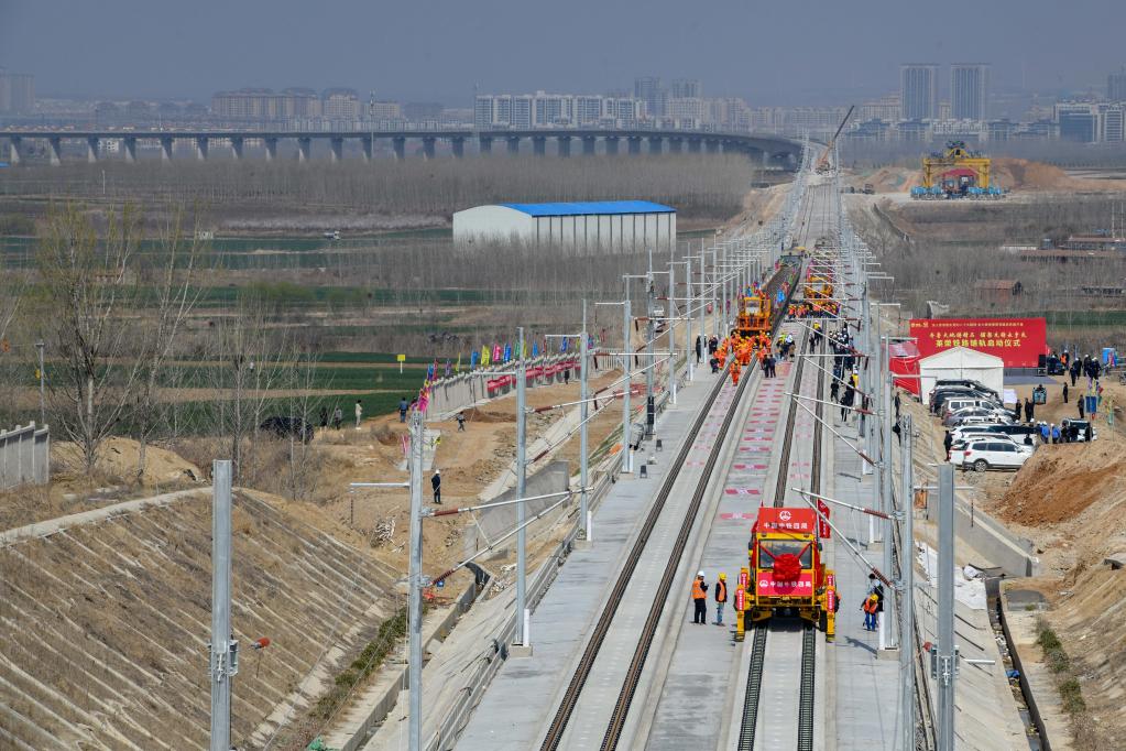 山東萊榮鐵路進(jìn)入全線(xiàn)鋪軌階段