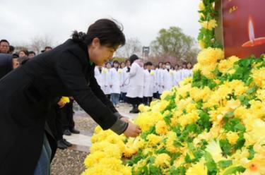 清明前夕 醫(yī)學(xué)師生致敬“無(wú)言良師”