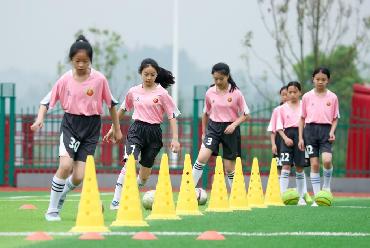 四川華鎣：校園女子足球隊(duì)逐夢綠茵場