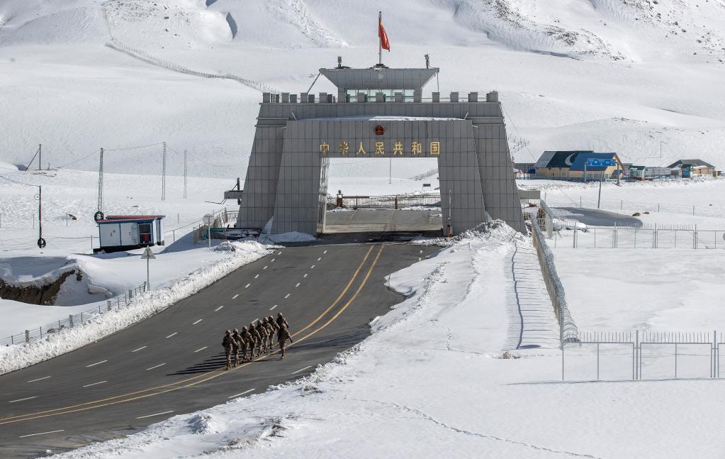 國(guó)道之行 從雪山奔向大海丨“清澈的愛(ài)”奔流在世界海拔最高的國(guó)門