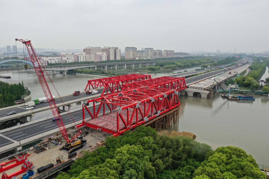 滬寧高速公路青陽(yáng)港大橋南半幅鋼桁梁首次頂推完成