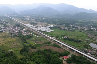 池黃鐵路全線(xiàn)開(kāi)始鋪軌