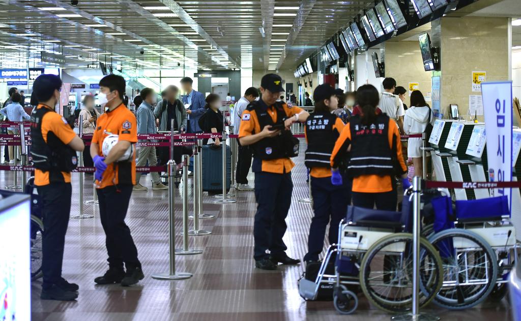 韓國(guó)一客機(jī)降落前艙門被打開 9名乘客被送醫(yī)