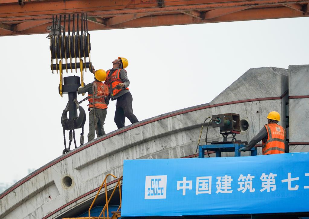 全國(guó)首例雙向八車道裝配式拱形隧道施工進(jìn)入尾聲