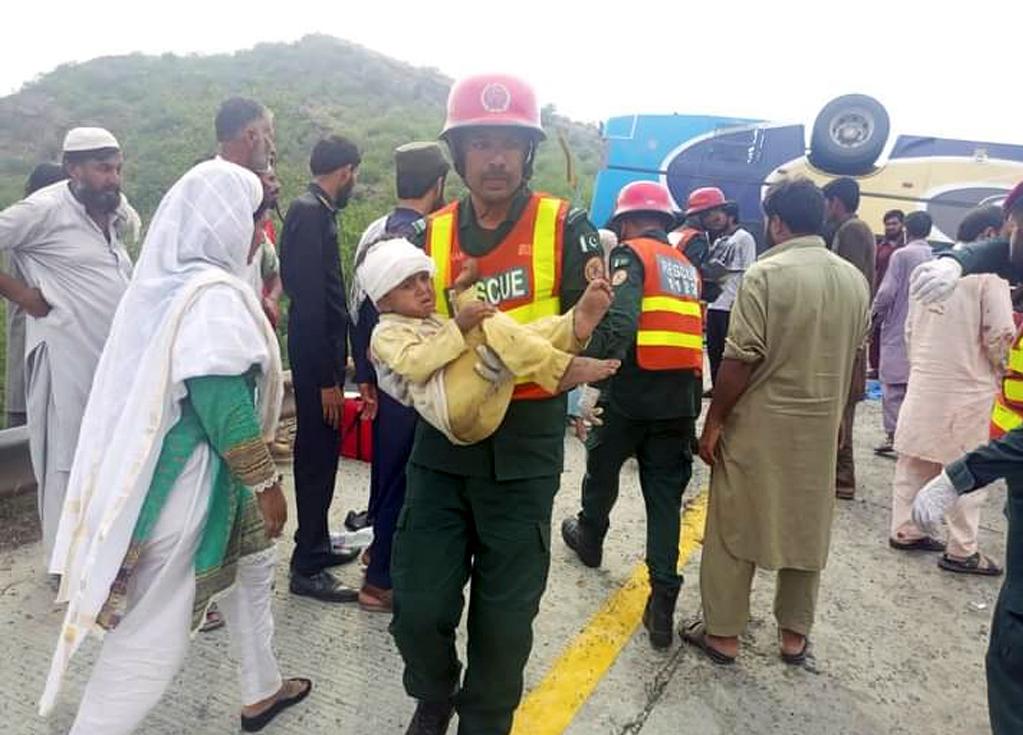 巴基斯坦東部發(fā)生客車(chē)翻車(chē)事故致14人死亡