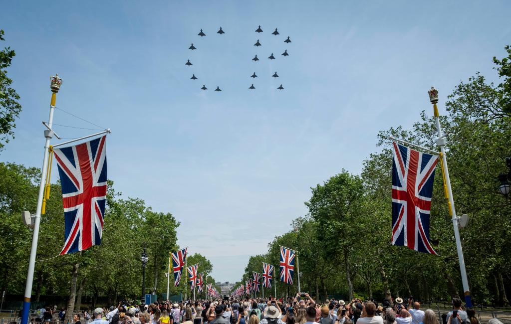 英國(guó)舉行皇家閱兵式慶祝國(guó)王官方生日