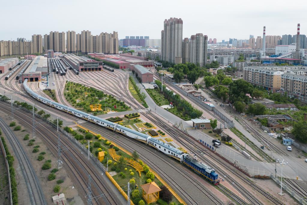 黑龍江開(kāi)行“林都號(hào)”旅游列車(chē)