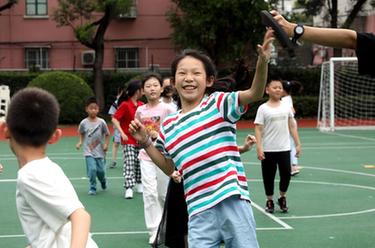 上海：緩解暑期“看護難” 小學生愛心暑托班開班