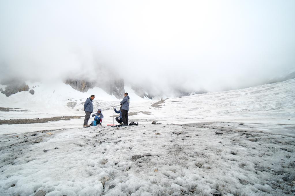 新時(shí)代中國(guó)調(diào)研行·長(zhǎng)江篇丨玉龍雪山上的一片雪花，長(zhǎng)江里的一滴水