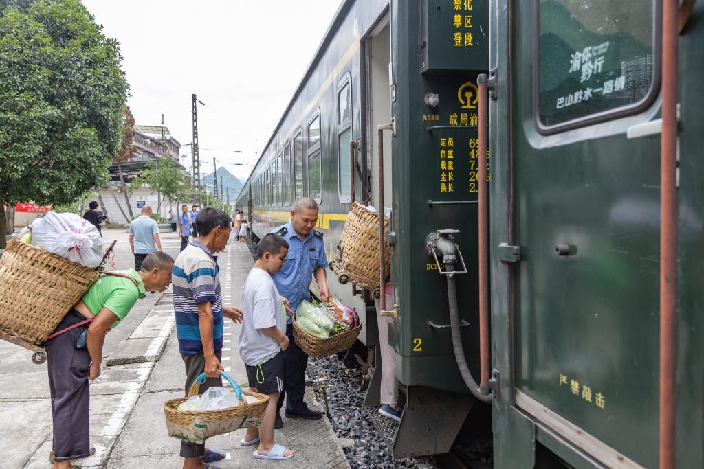 逛集市、賞非遺——特色“小慢車(chē)”豐富旅客出行體驗(yàn)