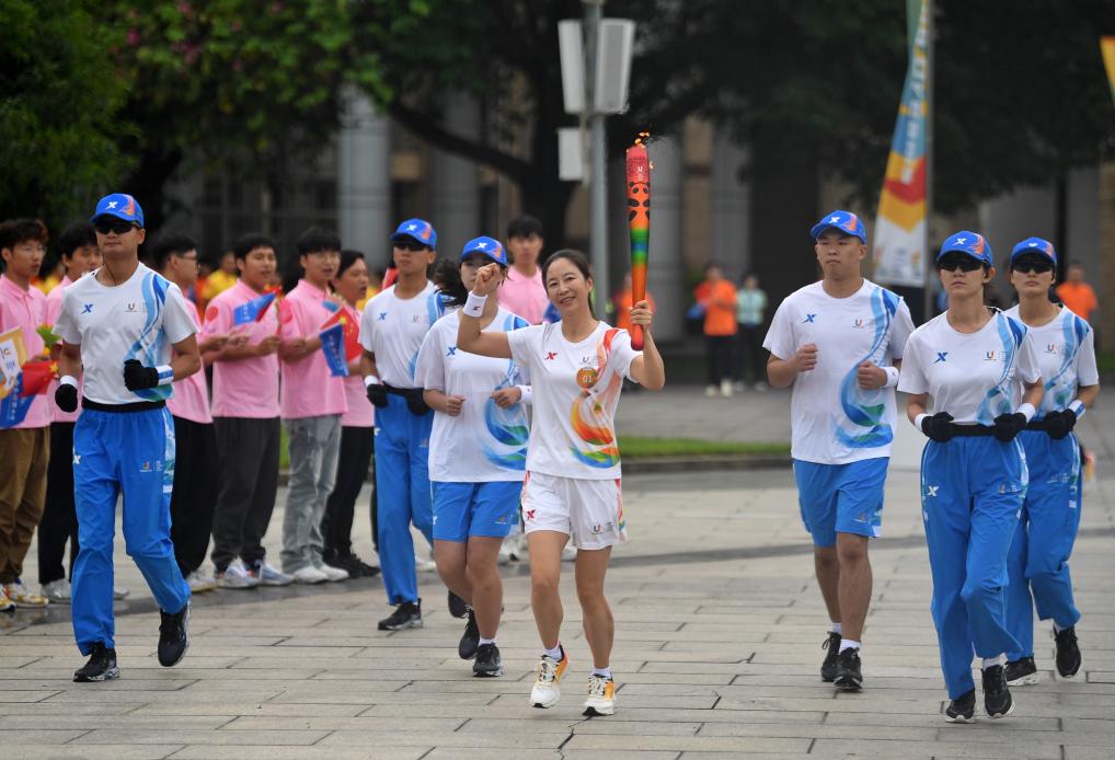 新華全媒+丨成都大運(yùn)會火炬在西南財(cái)經(jīng)大學(xué)（柳林校區(qū)）傳遞