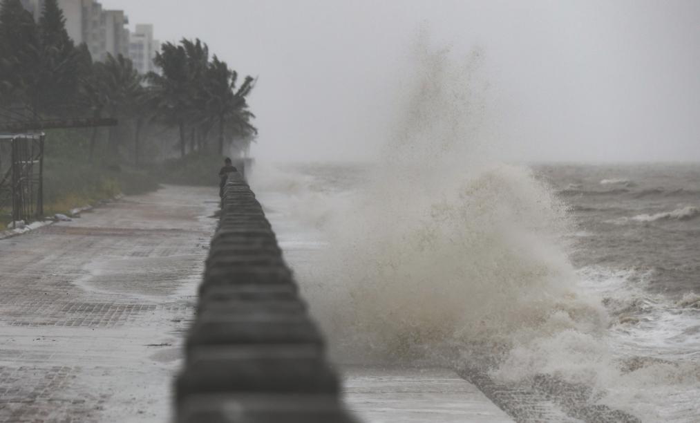 新華全媒+丨臺(tái)風(fēng)“泰利”給海南帶來強(qiáng)風(fēng)雨