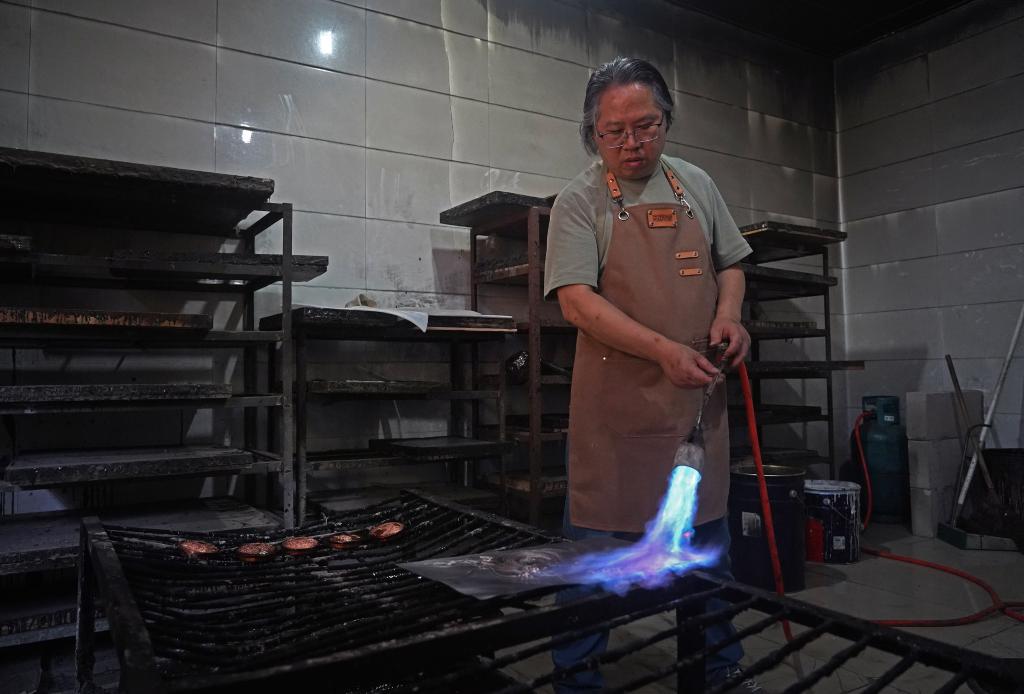 鏨銅雕刻 運(yùn)鏨作筆鐫畫人生