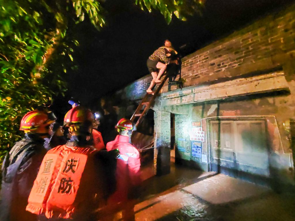 重慶13個(gè)區(qū)縣遭遇暴雨 12條河流出現(xiàn)超警戒水位洪水