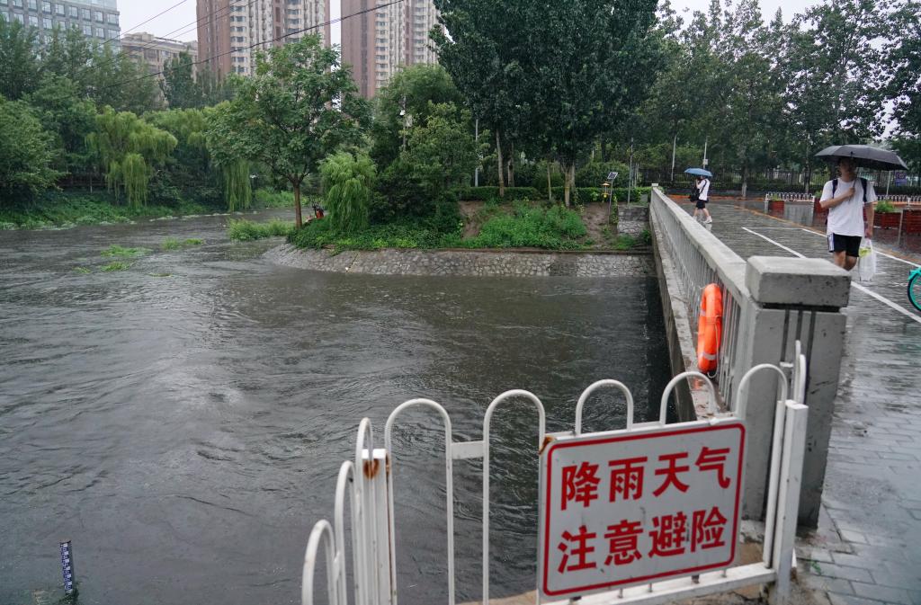 新華全媒+丨暴雨紅色預(yù)警繼續(xù) 多部門(mén)部署應(yīng)對(duì)工作