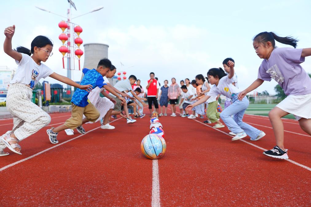 山東即墨：大學(xué)生“公益課堂”助力鄉(xiāng)村孩子快樂(lè)度假