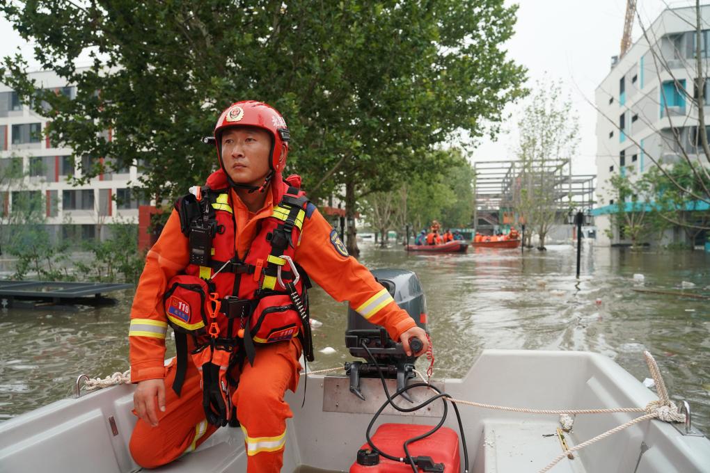 新華全媒+丨北京房山有序轉(zhuǎn)運暴雨受災人員