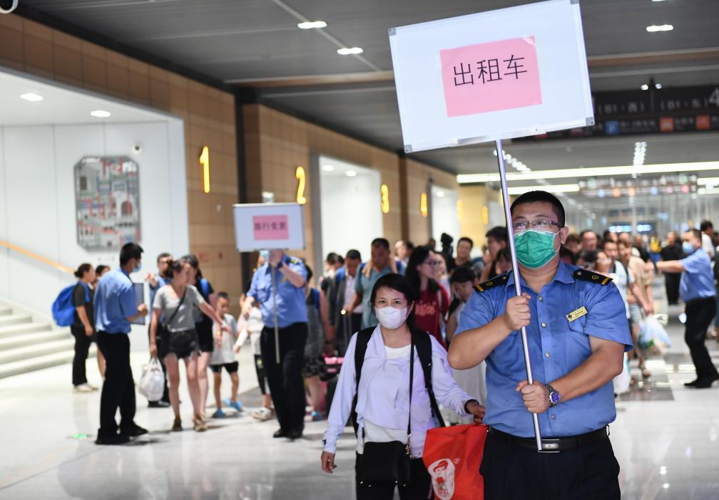 新華全媒+丨因強降雨被困北京門頭溝的列車旅客陸續(xù)安全轉(zhuǎn)移