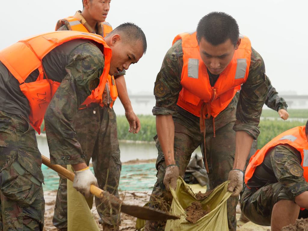 中部戰(zhàn)區(qū)1萬余名官兵、民兵持續(xù)奮戰(zhàn)在防汛救災一線